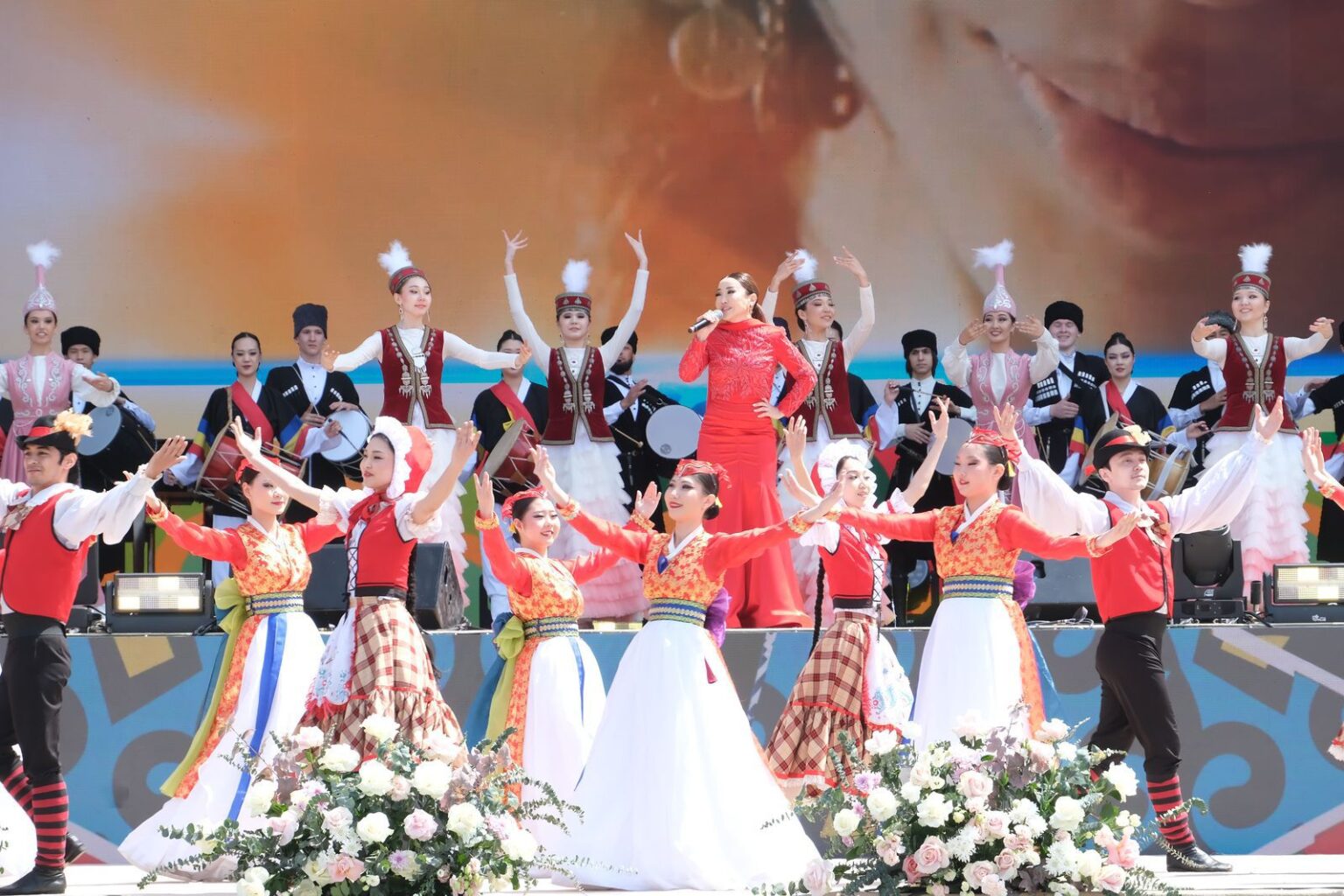 Концерттер, флешмобтар, жүгіру марафоны: Алматыда Қазақстан халқының бірлігі күні тойланды