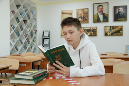 “Оқуға құштар мектеп”: Түркістан облысында мектеп кітапханалары жаңа кітап қорымен толықтырылуда