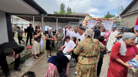 Түлкібас ауданында мектеп түлектері қайырымдылық жасап, мұқтаж отбасыға баспана тарту етті