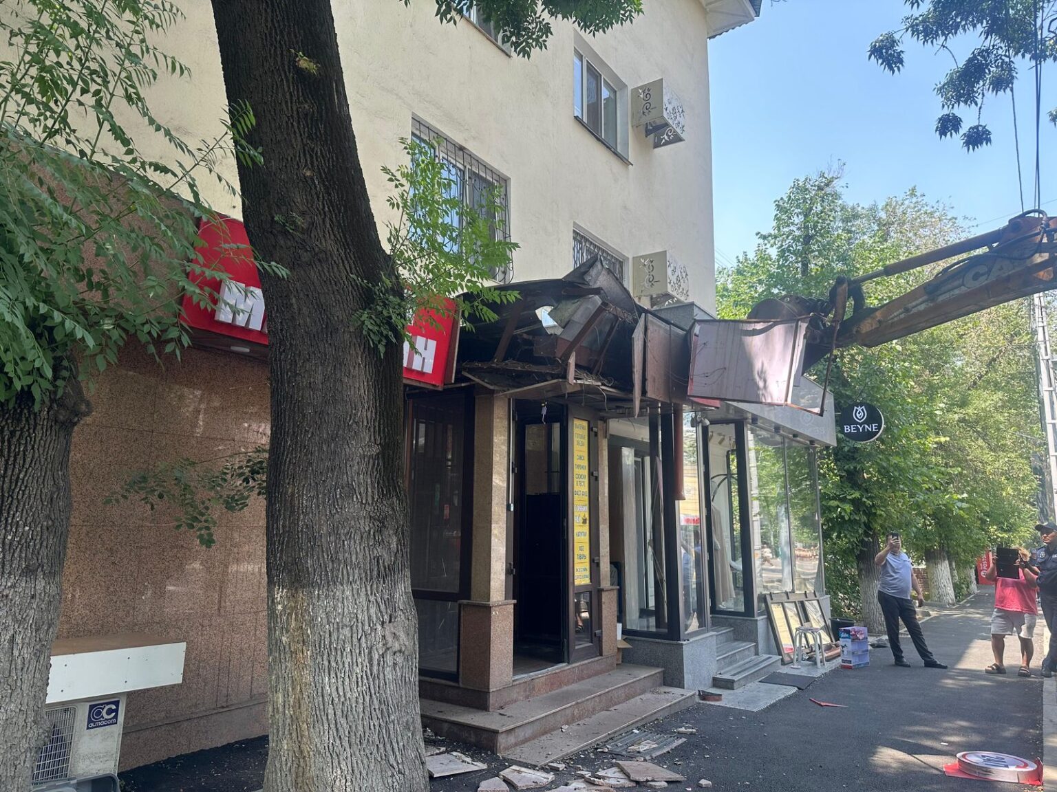 Алматының орталығында тұрғын үй жанындағы екі қосалқы нысан сүріліп жатыр