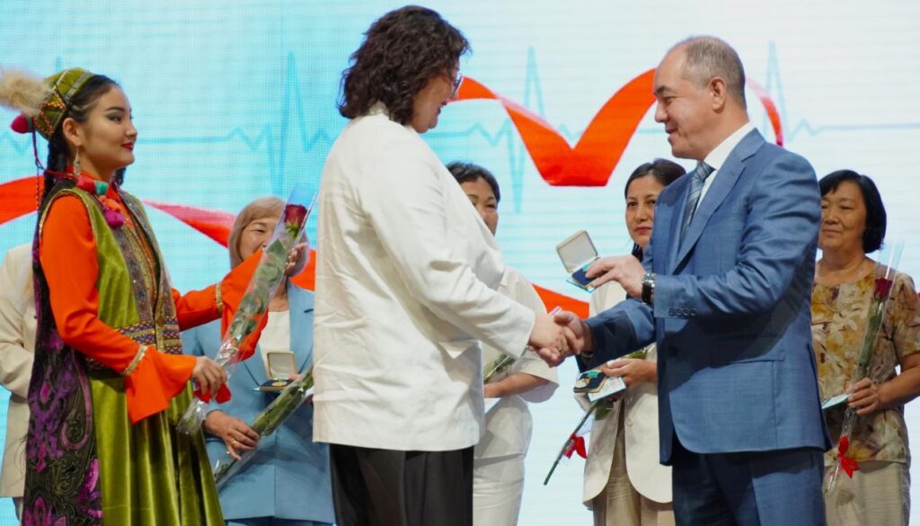 БҚО әкімі медицина қызметкерлерін кәсіби мерекелерімен құттықтады