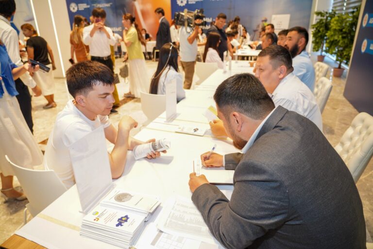 «Адал еңбек – адал табыс»: Түркістанда колледж түлектеріне арналған бос жұмыс орындар жәрмеңкесі ұйымдастырылды