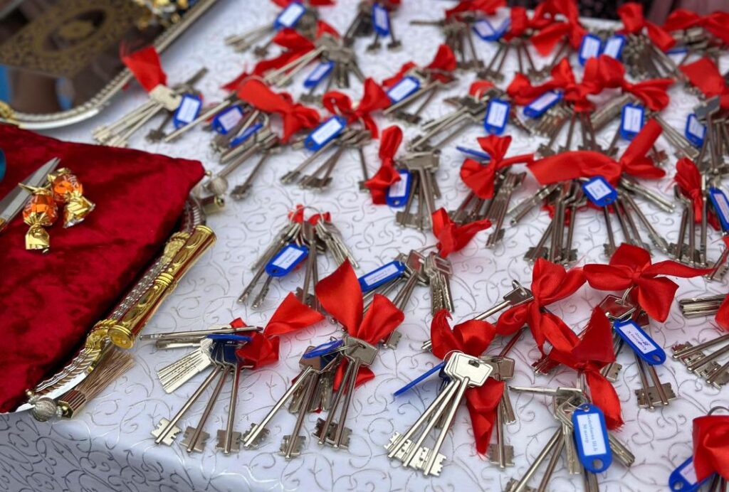 Жетісуда кезекте тұрған жүздеген отбасыға жаңа пәтерлердің кілттері тапсырылды