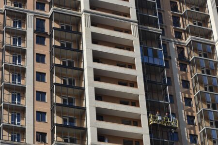 Абай облысында 547 отбасы заңсыз салынған үйлерден баспана алған – Берік Уәли мәселені жеке бақылауына алды