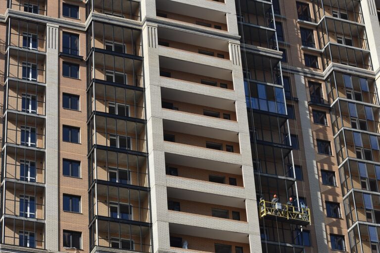 Абай облысында 547 отбасы заңсыз салынған үйлерден баспана алған – Берік Уәли мәселені жеке бақылауына алды