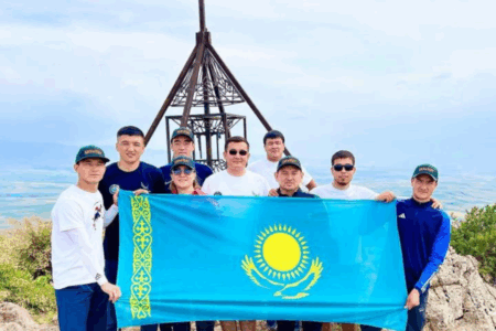 Мемлекеттік рәміздер күні: Қазығұрт шыңында Ту тігілді