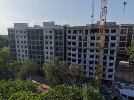 Дархан Сатыбалды Алмалы ауданындағы ескі тұрғын үйлерді жаңарту бағдарламасымен танысты