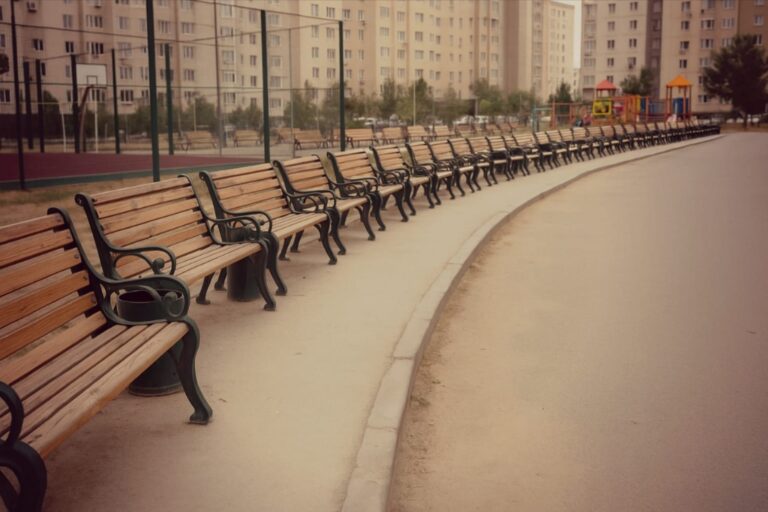 Атыраудағы орындық бизнесі: Шенеуніктер шағын аулаға 54 сәкі орнатып тастаған