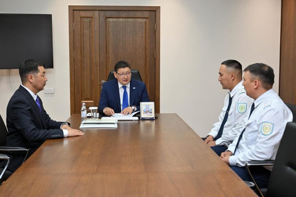 Абай облысының әкімі жоғалған баланы тапқан полицейлерді марапаттады