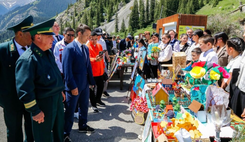 Көлсай көлдері «Парктер шеруі — 2025» акциясы аясында 5,3 тонна қоқыс шығарылып, 685 түп ағаш отырғызылды