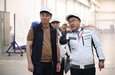 Алматы әкімі жылына 1 200 автобус пен 10 мың жүк көлігін шығаратын кәсіпорынның жұмысымен танысты