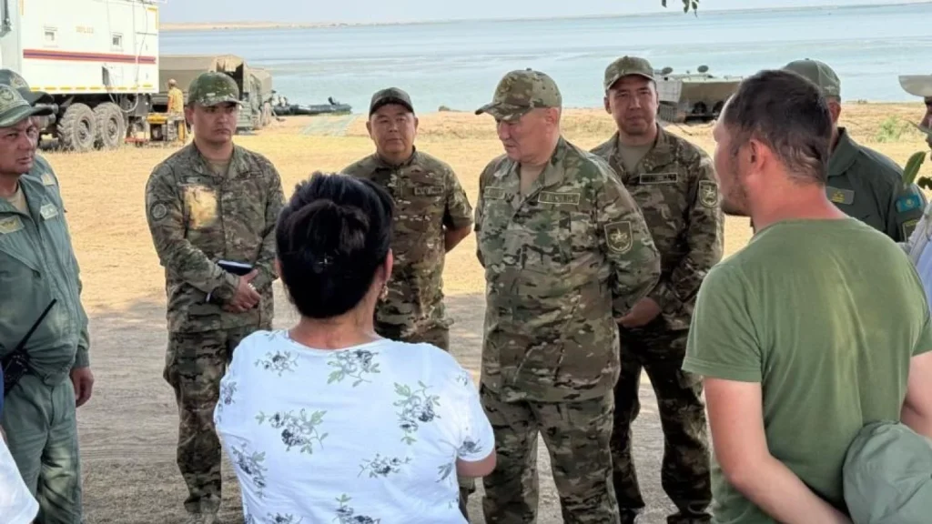 Қорғаныс министрі жоғалған тікұшақ экипажының туыстарымен кездесті