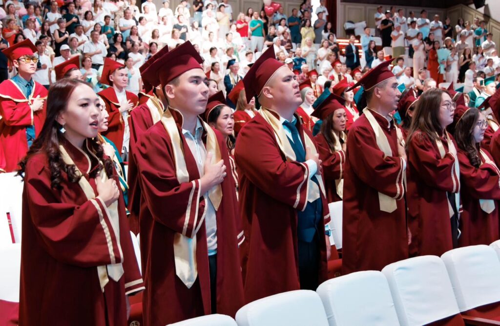 Жетісу университетінде диплом табыстау рәсімі өтті