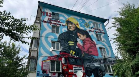 Өскемен төрінде ерлікті дәріптейтін құтқарушының мурал пайда болды