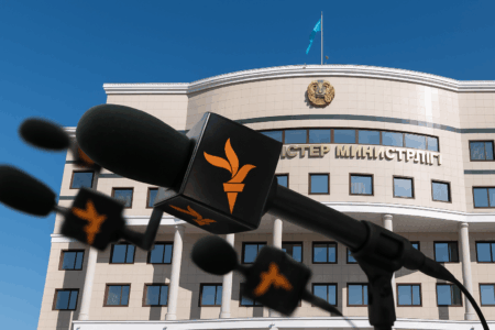 «Азаттықтың» аккредитация дауы: редакция мен СІМ арасындағы тартыс сотқа жетті