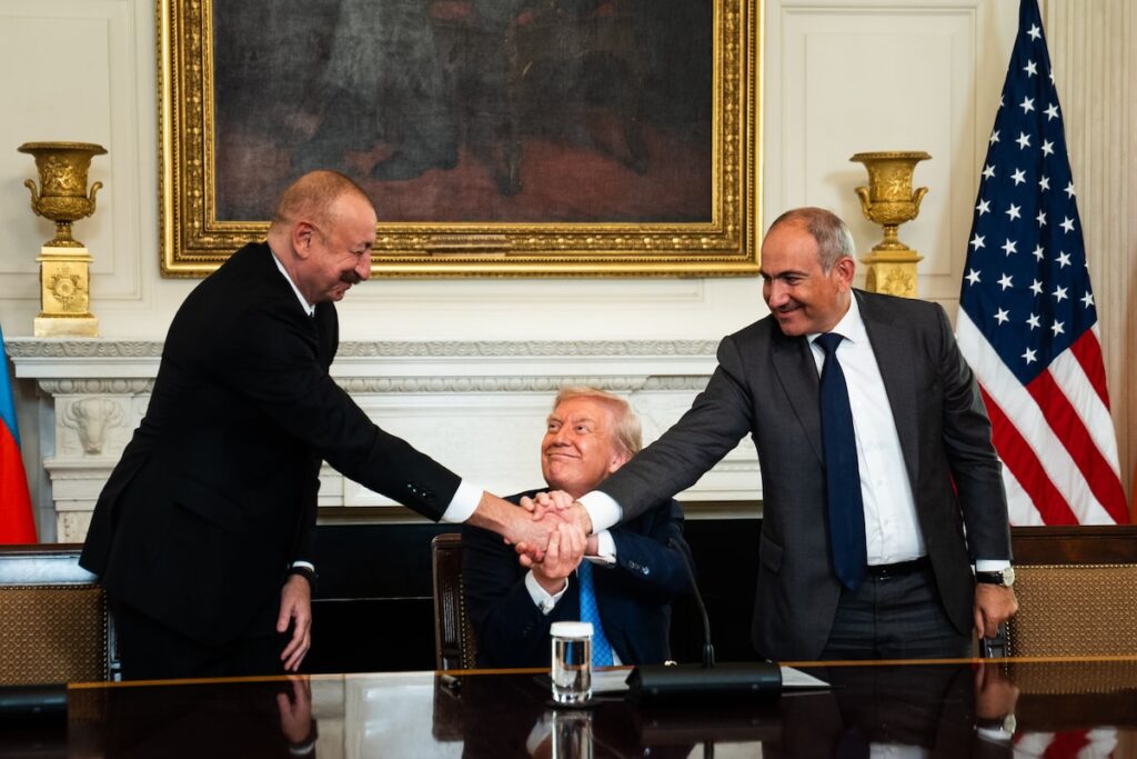 Уашингтондағы «ғасыр декларациясы»: Трамптың төрелігімен түйінделген тарихи текетірес