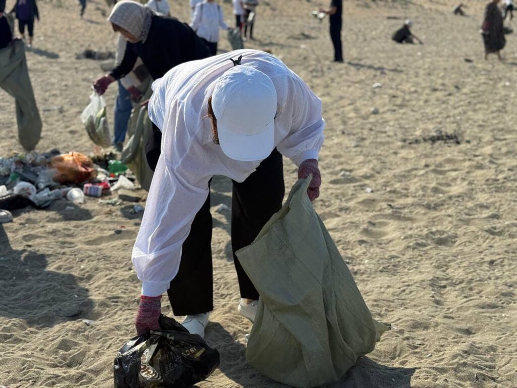 Маңғыстау спортшылары теңіз жағалауын 25 тонна қоқыстан тазартты