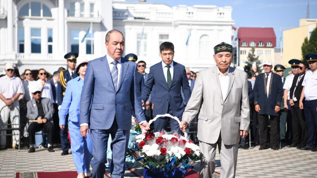 Оралда Абай Құнанбайұлының 180 жылдығына орай құрмет көрсетілді