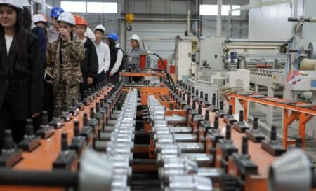 Астанадағы кәсіптік бағдар жобасы аясында жастар зауыттардың жұмысын көріп, тамашалады