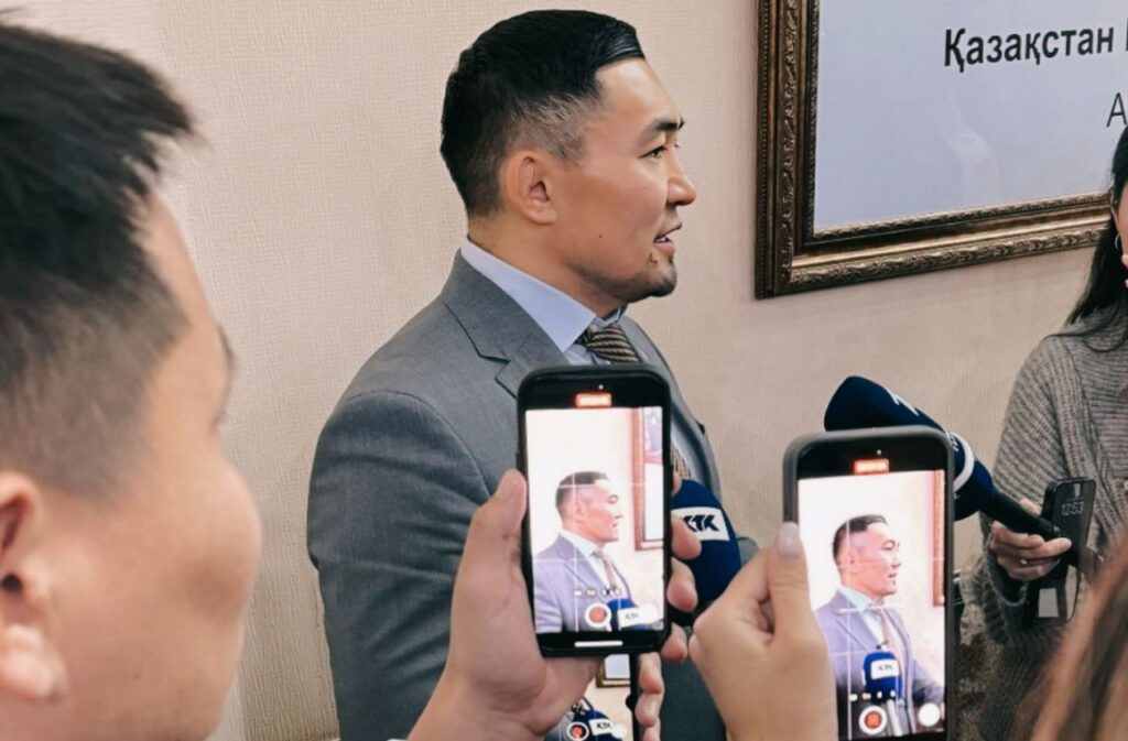 Мінбердегі мерейтой: депутат Назаров «анасын құрметтемейтіндерді» орнына қойды