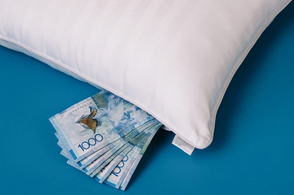 Жастықтың астындағы теңгенің тағдыры: Қазақтар қаржысын неге қолма-қол ұстай бастады