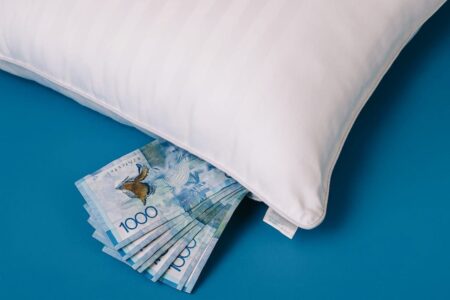 Жастықтың астындағы теңгенің тағдыры: Қазақтар қаржысын неге қолма-қол ұстай бастады