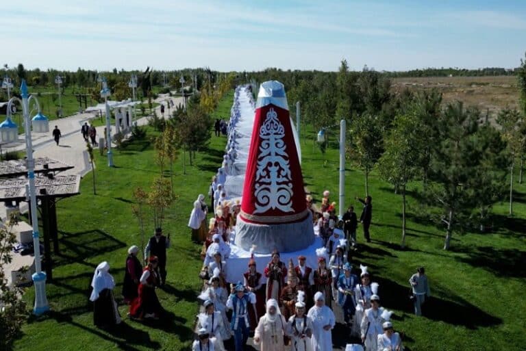 Биіктігі 5 метр, жабуы 600 метр: Түркістандағы сәукеле рекордтар кітабына енді