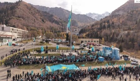 Алматыда Республика күніне орай Мемлекеттік туды көтеру рәсімі өтті Республика