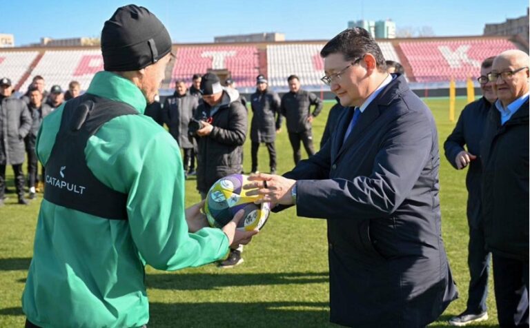 «Елімай-М» жарқырай бастады: Берік Уәли жас футболшыларды қабылдап, қолдау білдірді