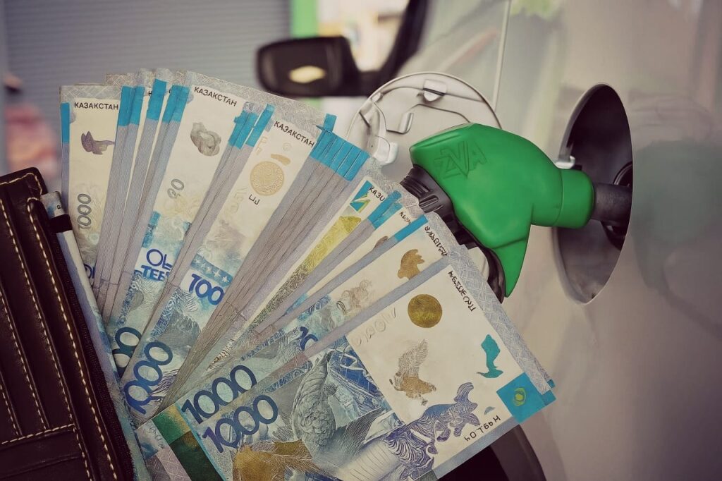 Қымбатшылыққа еті үйренген ел: Үш жүзге жеткен бензинге ешкім таңғалмады