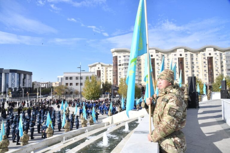 Атырауда Республика күніне орай Мемлекеттік Ту көтеру рәсіміне 600-ден аса тұрғын қатысты
