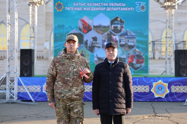 Орал қаласында төтенше жағдайлар қызметіне жаңа техникалардың кілттері табысталды