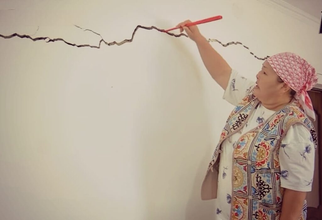 Қазығұрттағы құлаған қабырға: әкімдік берген баспананың берекесі қашты