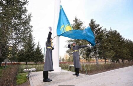 Президент Мемлекеттік ту көтеру рәсіміне қатысты