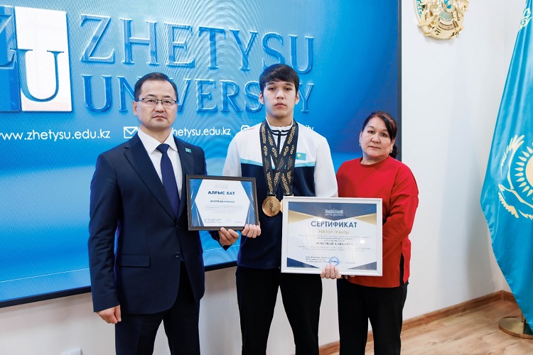 Азия чемпионы Әлихан Әскербайға ректор гранты табысталды