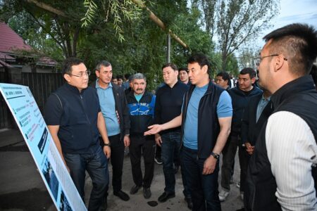 Дархан Сатыбалды Алатау ауданында тұрғындармен кездесіп, су және кәріз желілерінің баяу құрылысын жеделдетуді тапсырды