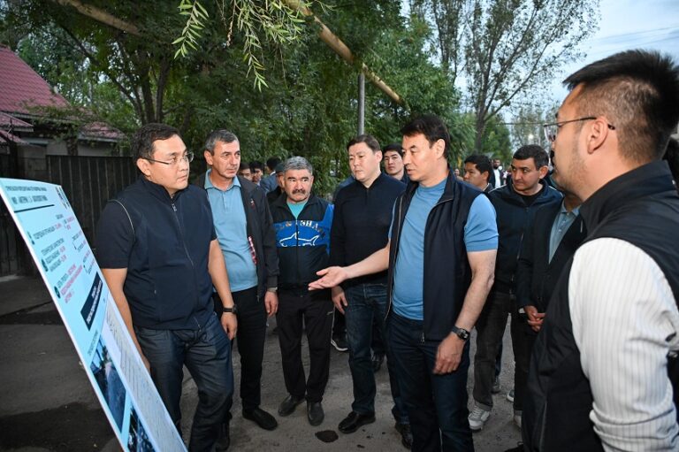 Дархан Сатыбалды Алатау ауданында тұрғындармен кездесіп, су және кәріз желілерінің баяу құрылысын жеделдетуді тапсырды