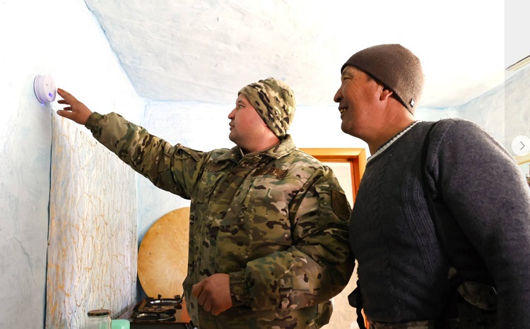 Жетісуда әлеуметтік осал топ отбасыларға өртке қарысы қауіпсіздік датчигі орнатылуда