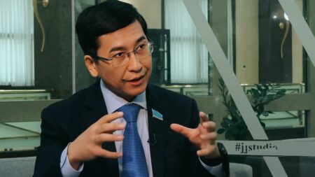 Ақ халаттыларға араша: Аймағамбетовтің ашуын келтірген 175 оқиға Аймағамбетов
