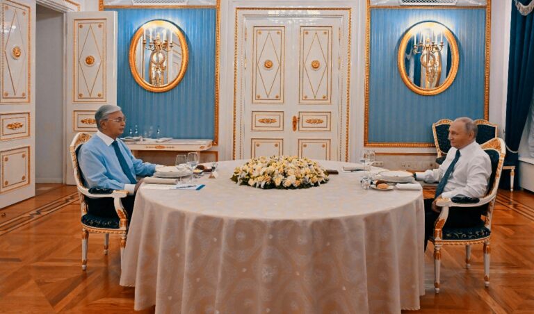 Бір шәугім шайдың сыры: Путиннің пәтеріндегі протоколсыз кеш Кремль Тоқаев Путин