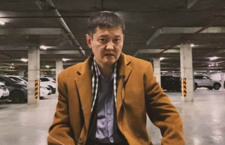 «Душ жоқ, шашты алып тастадым»: Думан Мұхамедкәрімнің қамаудағы қалжыңы мен қайсарлығы Бапи