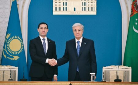 Тоқаевтың түркімен тактикасы: транзитті түлетіп, миллиардты бағындыру Түркіменстан