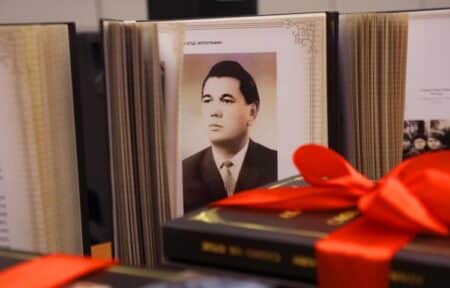 Тоқаевтың «Әке туралы ой-толғауы» кітабы қырғыз тілінде жарыққа шықты Кемел Тоқаевтың кітабы