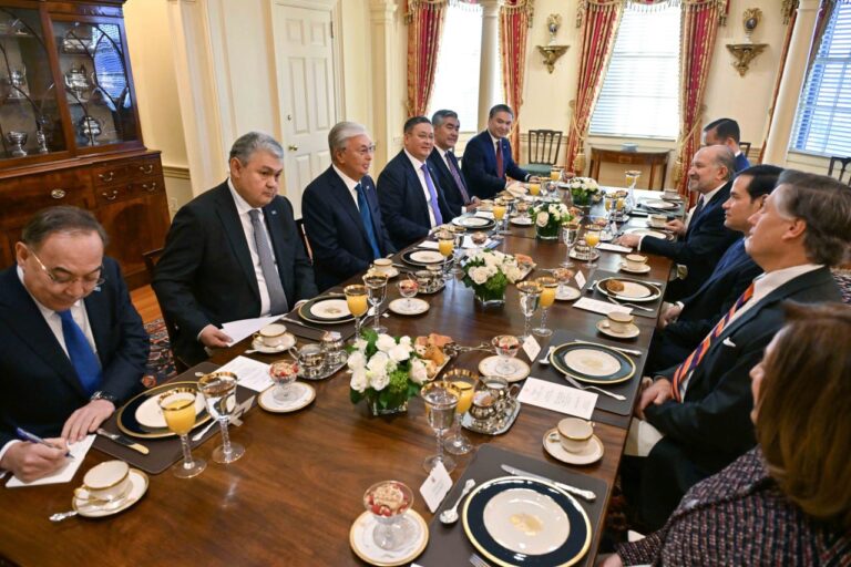 Ақ үйдегі ақжарма әңгіме: Тоқаевтың Трамп әкімшілігімен тілдесуі қалай өтті