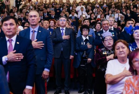 Атырауда Республика күні қарсаңында еңбегі еленген азаматтарға награда табысталды