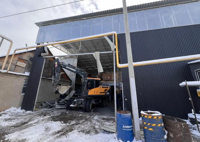 Алматыда заң талаптарын сақтамаған ғимаратқа қатысты бұзу жұмысы басталды Снос