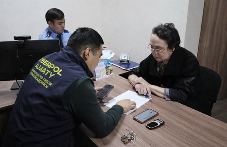 Алматы полицейлері зейнеткерді ірі алаяқтықтан құтқарды Алматы полицейлері құтқарды