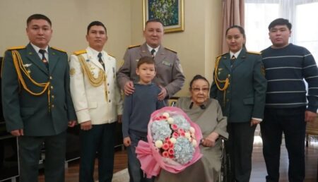 Алматыда әскери оркестр Бибігүл Төлегенованы Тәуелсіздік күнімен құттықтады aeskeriler-toelegenovany-quttyqtady