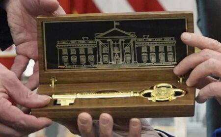 Тоқаевқа Ақ үйден жеткен ишара: Трамптың сыйы Ақ үйдің кілті