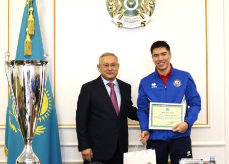 Бейбіт Исабаев алғаш рет ел Кубогын жеңіп алған «Жетісу» волейболшыларын құттықтады Бейбіт Исабаев спортшыларды құттықтады